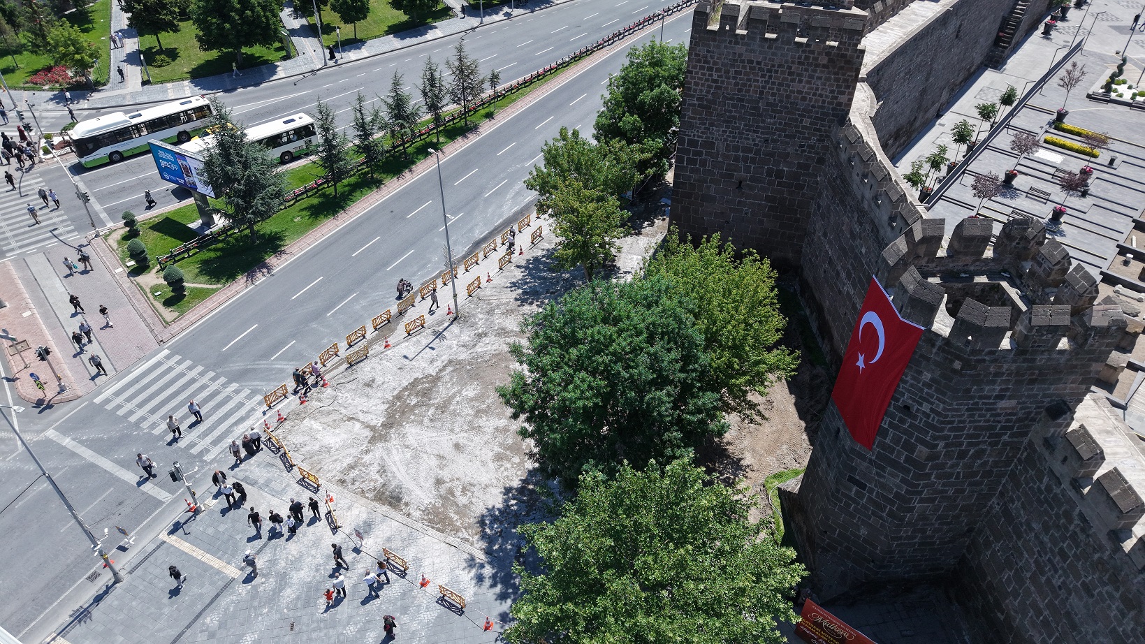 Başkan Büyükkılıç’tan Cumhuriyet Meydanı’nda Tarihi Dokunuş: Yenileme Çalışmaları Gece Gündüz Sürüyor