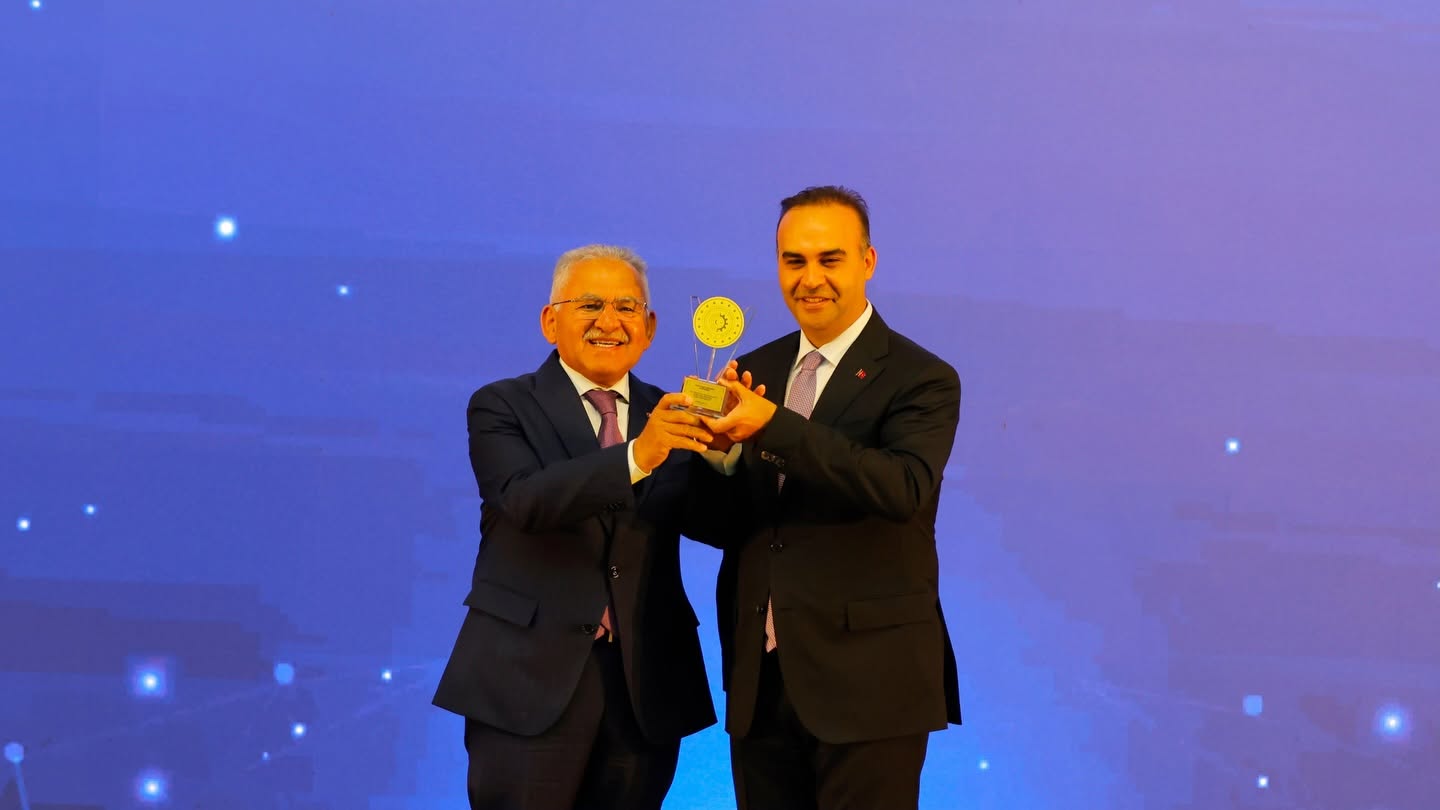 Başkan Büyükkılıç, Türkiye'de İlk Olan RES Projesiyle Bakan Kacır'ın Elinden “Ödül” Aldı