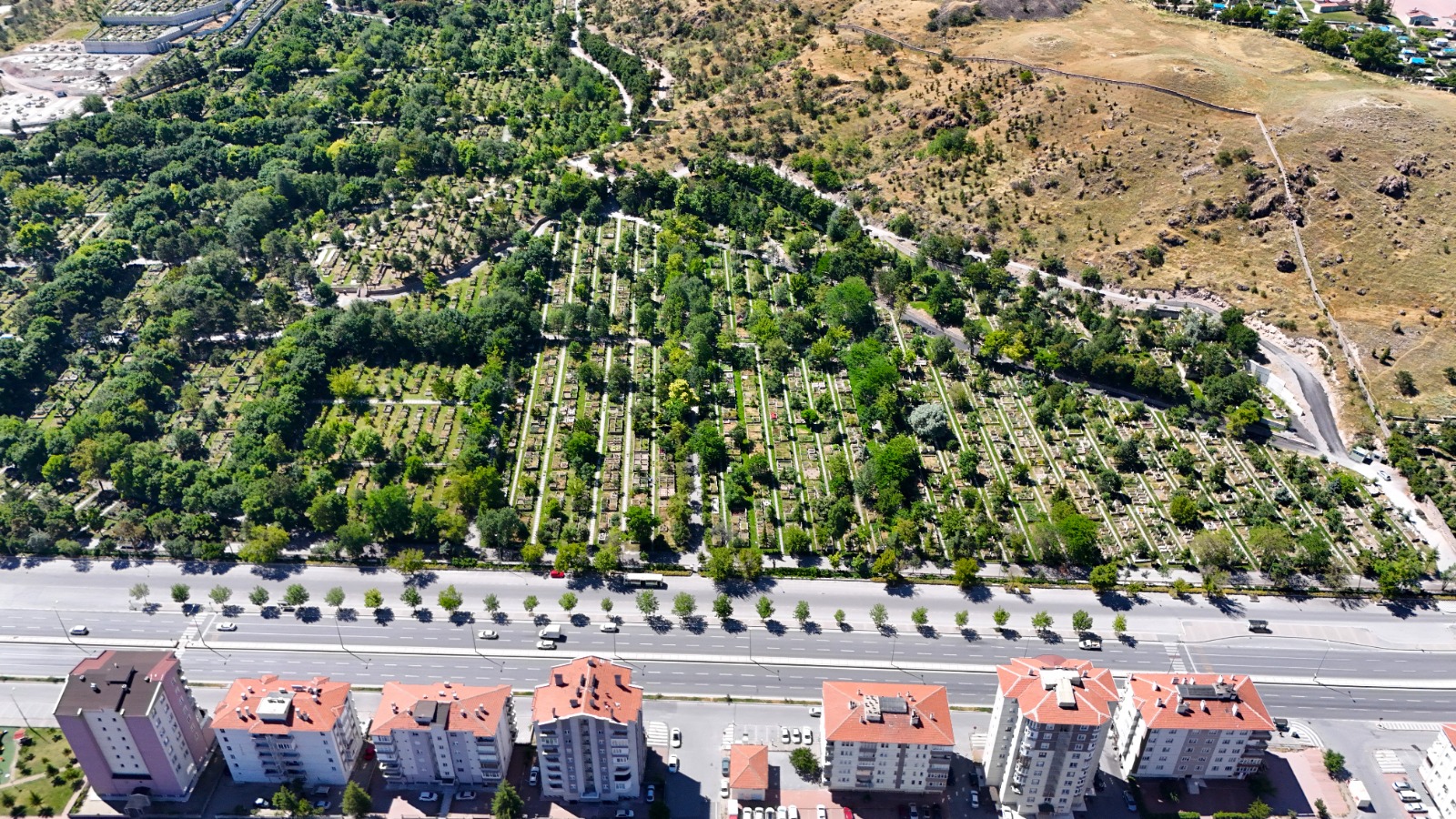 Büyükşehir’den Asri Mezarlıkta Temizlik Çalışması