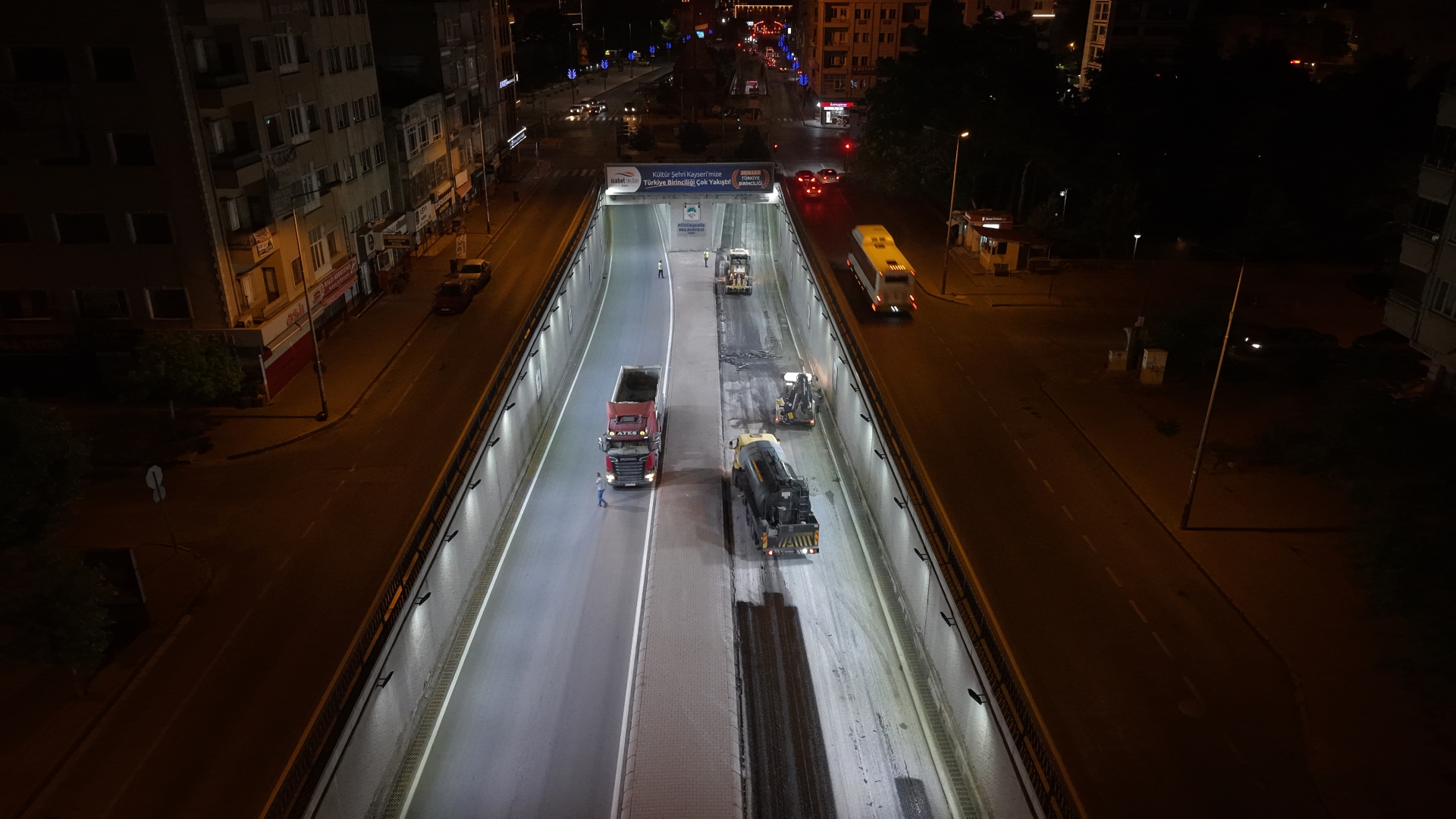 Büyükşehir’den Yoğunburç Alt Geçidi’nde Gece Yarısı Sıcak Asfalt Mesaisi