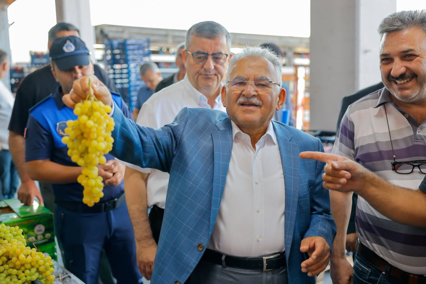 Başkan Büyükkılıç, Günün İlk Işıklarında Hal Esnafını Ziyaret Etti