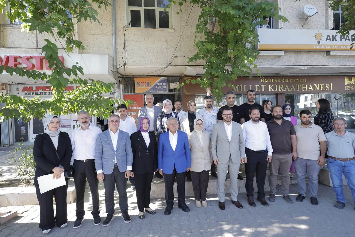 Başkan Büyükkılıç’tan Hacılar’da Gönül Buluşmaları: Ev Ziyaretinden Esnaf Turuna, Taziye Ziyaretinden Nostalji Durağına