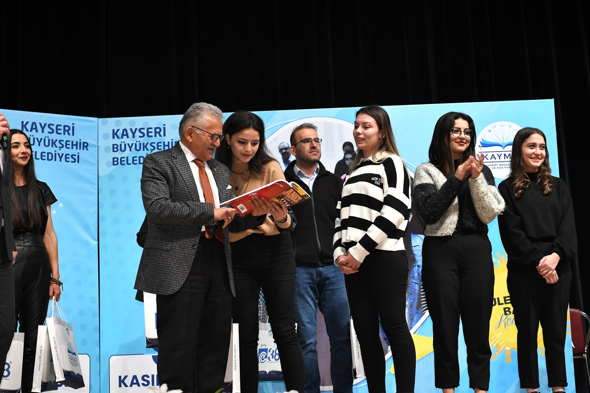 Başkan Büyükkılıç’tan Kayseri’yi Tercih Eden Gençlere Tebrik: “Sizleri Kucaklamaya Hazırız”