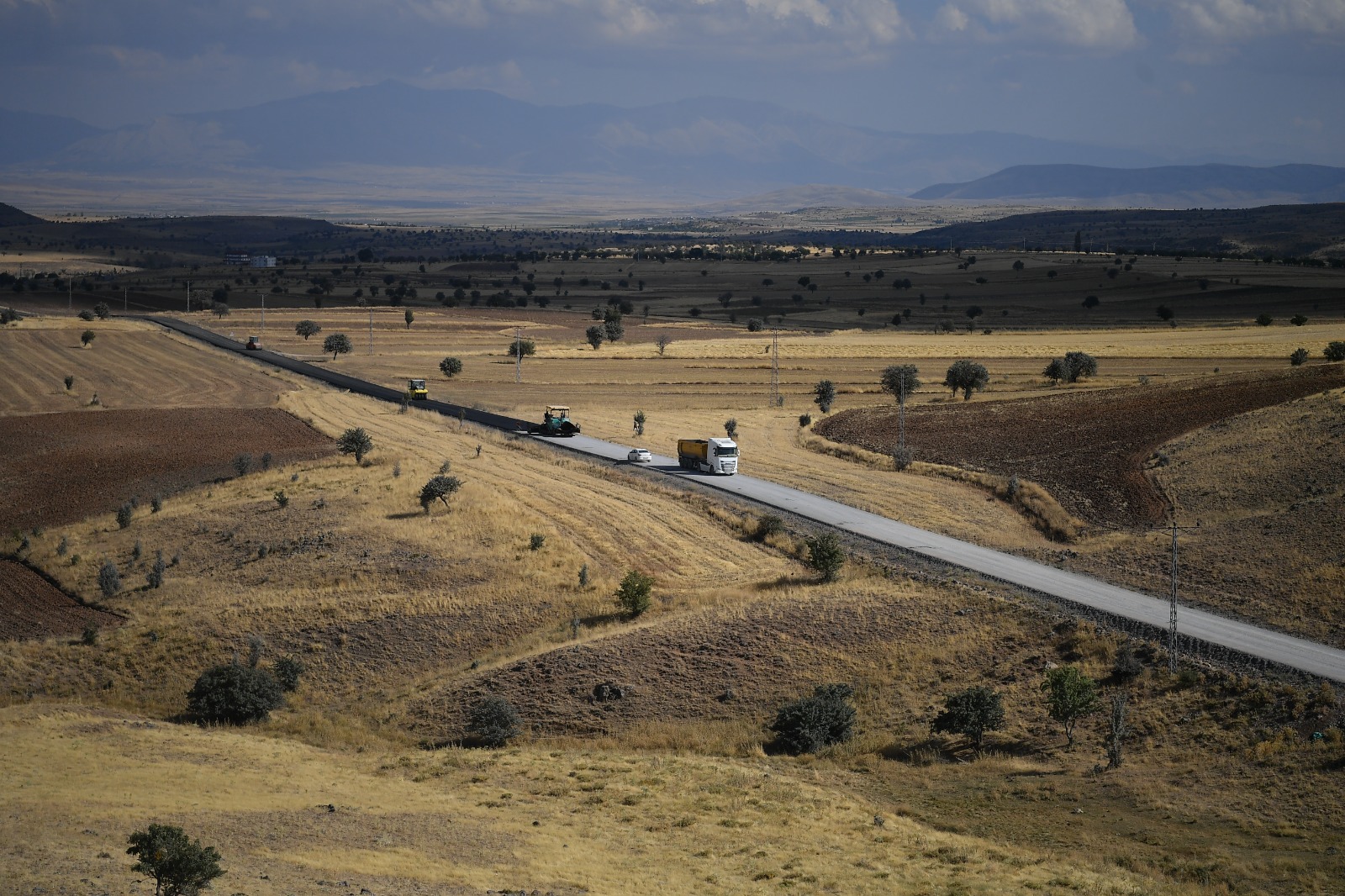 Büyükşehir’den 15 Kilometrelik Tomarza-Talas Kırsal Yolunda Genişletme ve Sıcak Asfalt Çalışması
