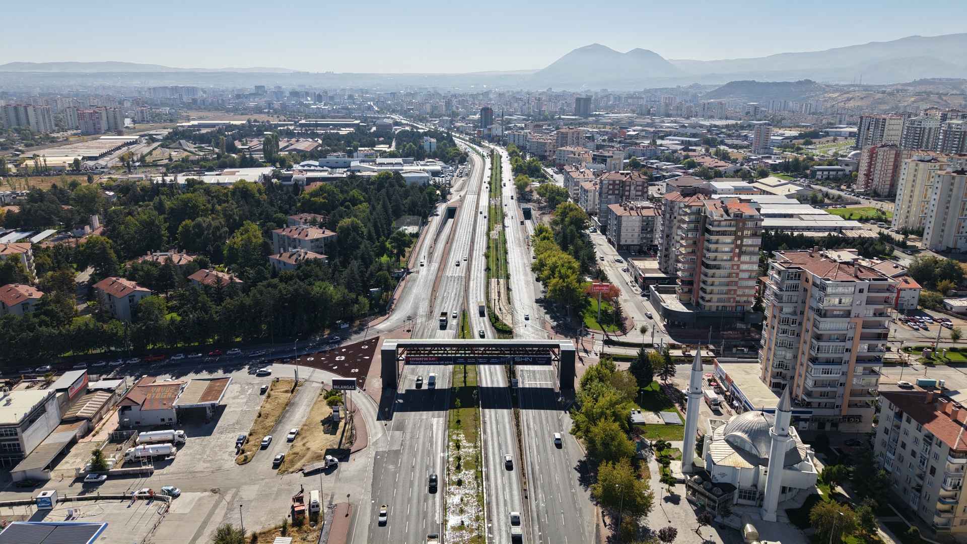 Kayseri Büyükşehir, Yaya Güvenliği İçin Yeni Üst Geçitleri Hayata Geçiriyor