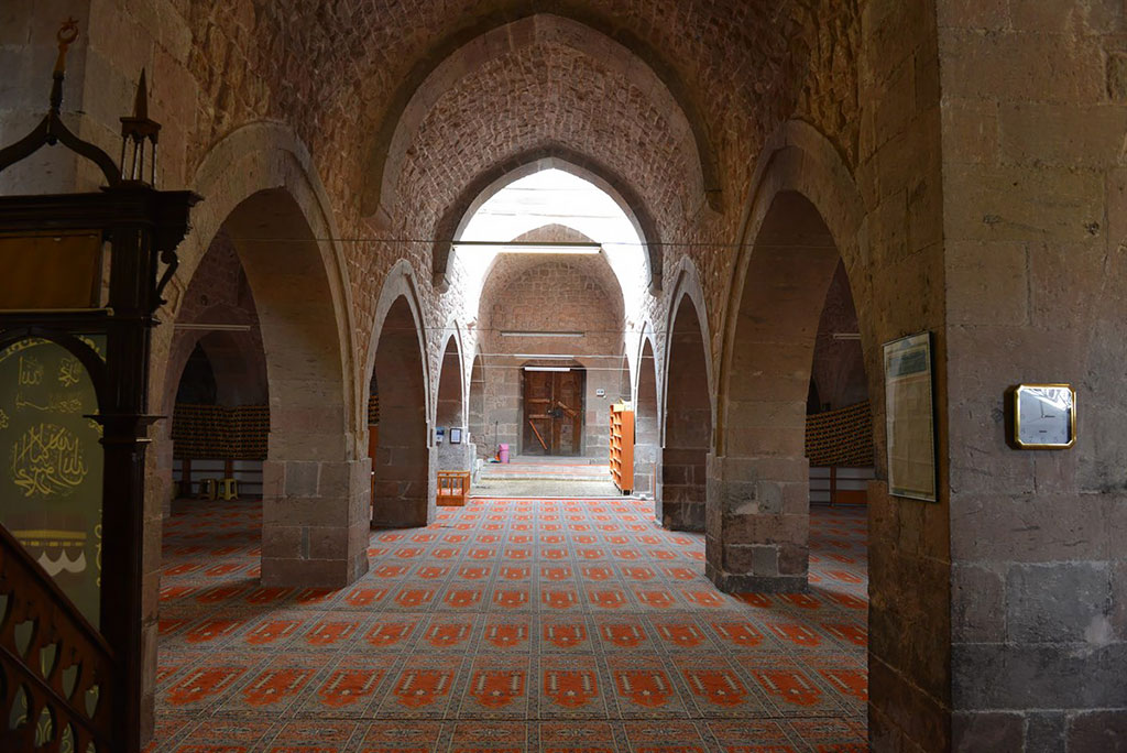 Yukarı Develi Selçuklu Cami ve Kümbetleri