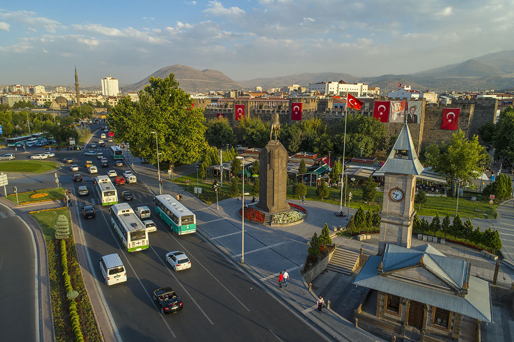 Cumhuriyet Meydanı Detaylar