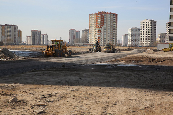 Büyükşehir Eski Hal'de Yol Açıyor