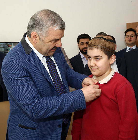 Başkan Çelik'i Ağlatan Ezan