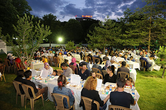 Başkan Çelik, Park-Bahçe Ailesiyle İftar Açtı