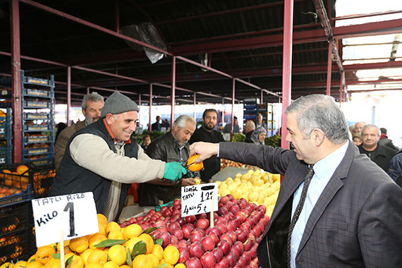 Başkan Çelik Perşembe Pazarı'nda