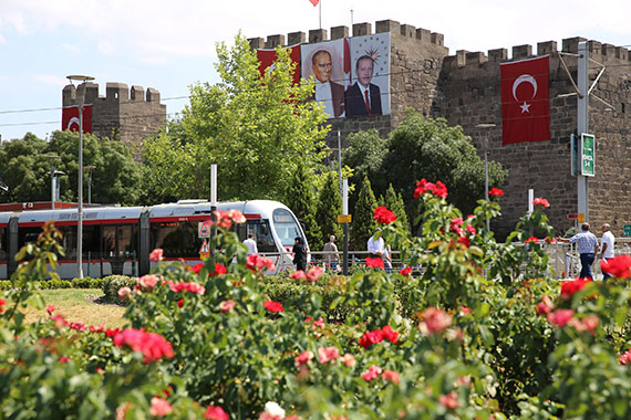 Büyükşehir, Cumhuriyet Meydanı'nı Yeniliyor