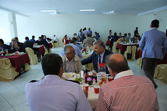 Çalışanlarla Yemek Yedi, Hatır Sordu, Görüş Aldı