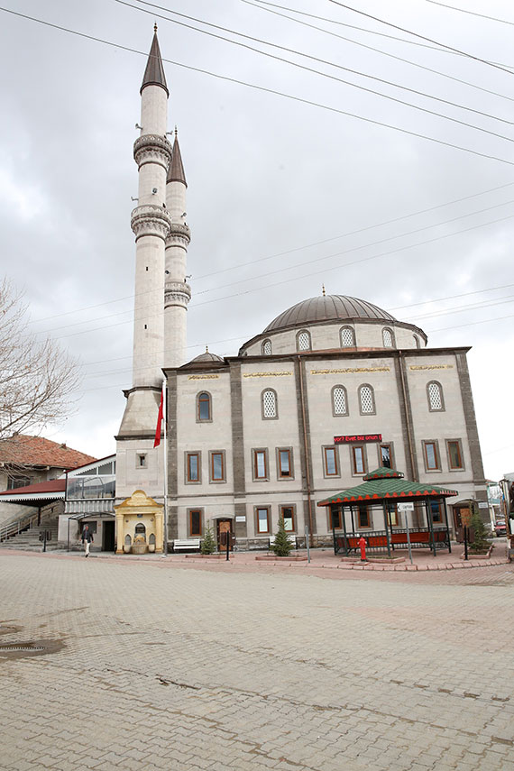 İlçelerde Yol ve Kilitli Parke Atağı