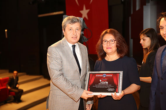 Perde Kapandı, Ödüller Verildi