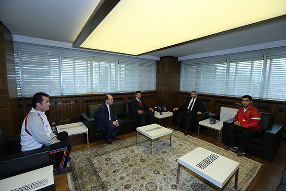 Şampiyonu Ödüllendirdi, Yeni Tesis Sözü Verdi
