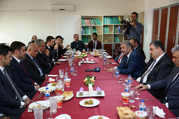 Yemek Yedi, Hatır Sordu, Görüş Aldı