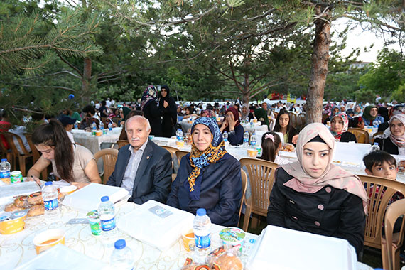 Yetim ve Öksüzler İftarda Buluştu